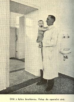 dítě s kýlou šourkovou, vstup do operační síně